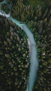 碧水穿林，航拍视角下的翡翠玉带