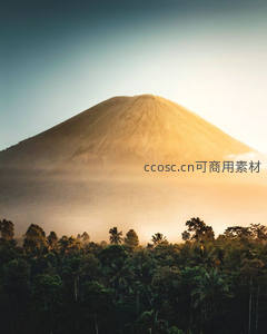 金色火山在晨雾中苏醒，热带雨林环绕