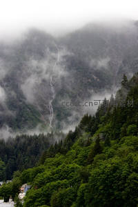 云雾缭绕山间瀑布奇景