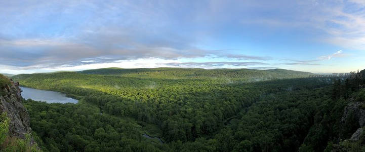 河谷全景，绿野与碧水相映成趣