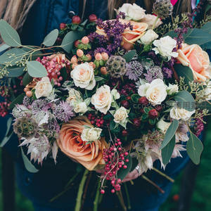 精致婚礼手捧花特写