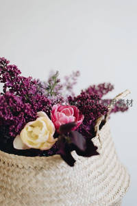 编织篮中的紫韵花艺