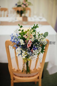 木椅上的野花花束，清新自然