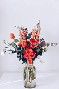 橙色玫瑰与郁金香插瓶静物