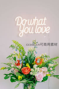 霓虹灯牌下缤纷花束绽放生机