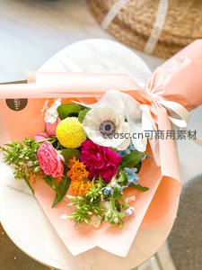 粉色包装纸包裹的精致鲜花礼盒