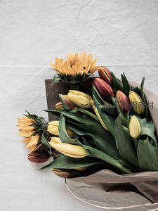 郁金香与向日葵的温馨花束