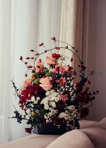 窗边花艺装饰，温馨家居一角