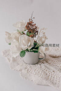 白色玫瑰插杯，蕾丝衬托温柔感