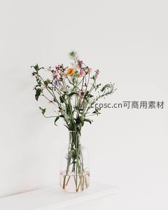 透明花瓶中的野花束，简约清新自然