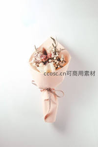 粉色包装的干花束，温柔浪漫满溢