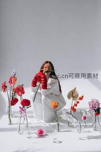 白衣女子花丛掩面