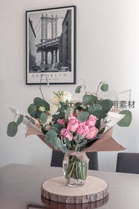 粉色玫瑰与尤加利叶花束摆于餐桌