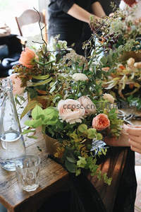 花艺师精心搭配的春日花束，温柔浪漫