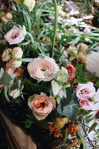 精致花束特写，粉白花瓣层次分明