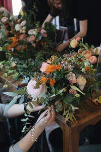 多人协作制作花艺作品，创意满满