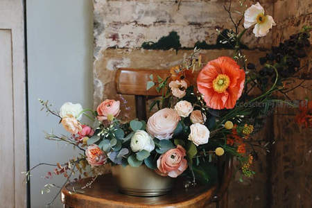 复古砖墙前的花艺摆设，文艺气息浓厚