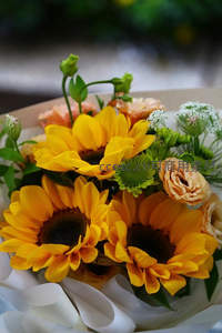 明亮向日葵花束的特写镜头