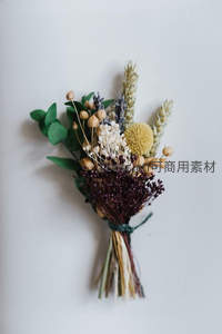 精致干花束的俯拍艺术照