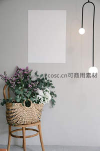 藤编花篮静置木椅，简约墙面与吊灯