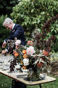 花园宴席上的精致花艺与美酒相伴