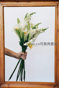 木框镜中映照的白色花束，静谧而优雅