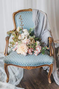 复古蓝椅上的柔美花艺，优雅浪漫