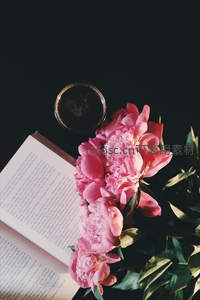 粉牡丹与书本咖啡共构文艺角落