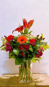 多彩花束盛放玻璃瓶中生机盎然