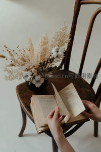 手捧旧书伴干花，午后阅读的诗意时光
