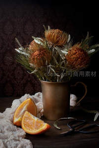铜杯盛放干花配橙片，暗调复古静物写真