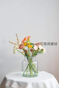 玻璃花瓶中的春日花束静物摄影