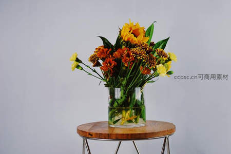 木凳上的秋色菊花花束特写
