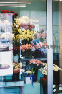橱窗内缤纷花束陈列如梦幻花园景象