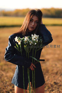 田野中女子怀抱白色百合凝视镜头