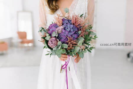 新娘手持紫蓝绣球与玫瑰花束