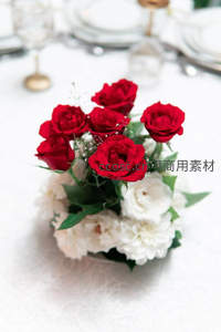 红白玫瑰花束点缀精致餐桌
