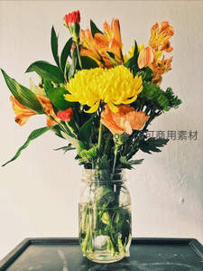 玻璃罐中盛放的多彩秋日花束