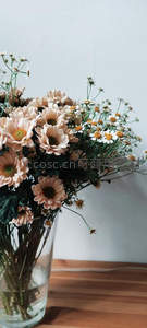 米色雏菊与小白菊混搭，静置木桌之上