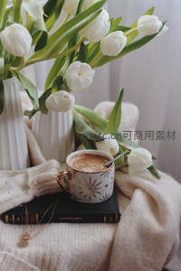 星芒杯咖啡与白郁金香的温柔角落