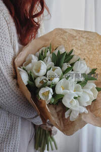 红发女子怀抱一束洁白郁金香花束
