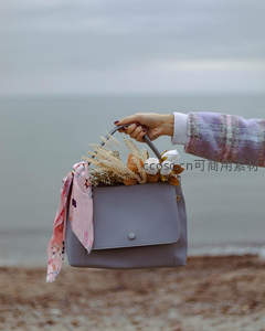 海边手提包盛满干花，浪漫度假风情