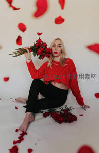 红衣女子手捧玫瑰花瓣飘落