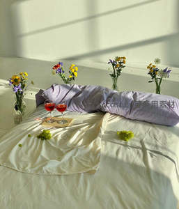 阳光洒落的床榻，花与酒的静谧时光