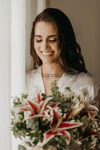 新娘微笑捧花，百合与绿叶衬托温柔瞬间