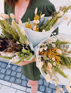 手捧干花束，文艺清新风