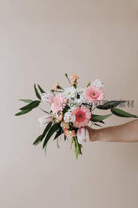 手臂托举多彩鲜花花束静物