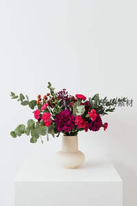 简约花艺静物，红紫康乃馨与尤加利叶的优雅组合