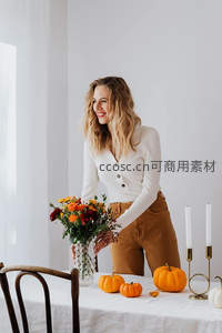 秋日餐桌上的温馨花艺布置