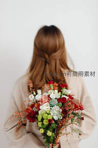 背影中的多彩花束与温柔发髻